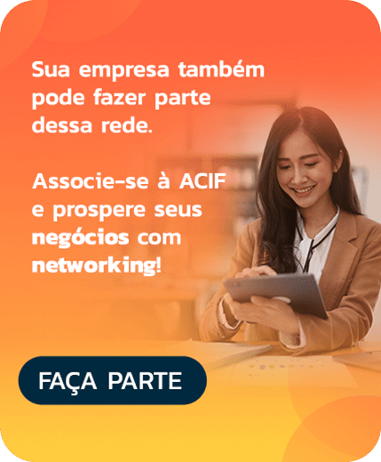 soluções acif - Mulher usando o tablet, indicando fazendo cadastro para fazer parte da acif