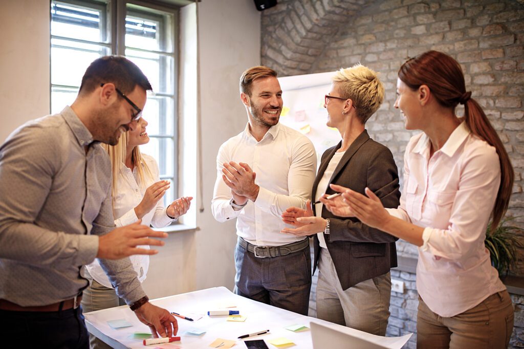 equipe de trabalho criativa em reunião sobre empreendedorismo