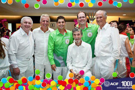  /></noscript></p>
<p>Os 100 anos de trabalho e representatividade da ACIF junto ao desenvolvimento da cidade foram apresentados num clima de grande união por 2,5 mil componentes, entre integrantes da comunidade, colaboradores e associados da ACIF. Emocionado após a confirmação do resultado, o presidente da Protegidos, Moacyr Gomes, enfatizou que este foi o carnaval da superação. “Viemos para ganhar. Todos se esforçaram e deram seu máximo. Só tenho a agradecer todo mundo e à Liga das Escolas que fez um ótimo trabalho na passarela”, disse. </p>
<p style=