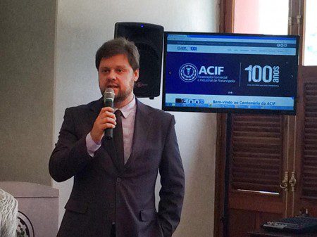  /></noscript></p>
<p>No ano do centenário da ACIF, a escola de samba Os Protegidos da Princesa homenageia a entidade com o samba-enredo “Emoldurada pelo mar: Uma história que me representa – ACIF 100 Anos – Crônica de uma cidade em transformação”. Convidamos a todos para participarem dos ensaios que são realizados todas as segundas, quartas e quintas, na Passarela Nego Quirido. Estendemos o convite para o desfile do dia 14/02. Informações e vendas com o setor de eventos da ACIF, pelo site <a href=