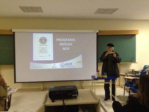  /></noscript></p>
<p><em>Palestra no SESC Estreito.</em></p>
<p> </p>
<p>– Dia 26 de junho, o ReÓleo também realizou a palestra Reciclar é Educar para o Colégio Atitude, em Canasvieiras. O evento foi recebido com grande entusiasmo por todas as crianças e adolescentes.</p>
<p> </p>
<p>Confira abaixo, a programa dos próximos eventos do ReÓleo:</p>
<p> </p>
<p>28 de Junho  (Sexta-feira) – Palestra Reciclar é Educar – Núcleo de Educação Infantil São João Batista – Rio Vermelho – Palestras durante o dia.</p>
<p>01 de Julho  (segunda-feira) – Solenidade de homenagem ao Programa ReÓleo – Câmara de Vereadores de Florianópolis – às 19h.</p>
<p> </p>
</div><div class=