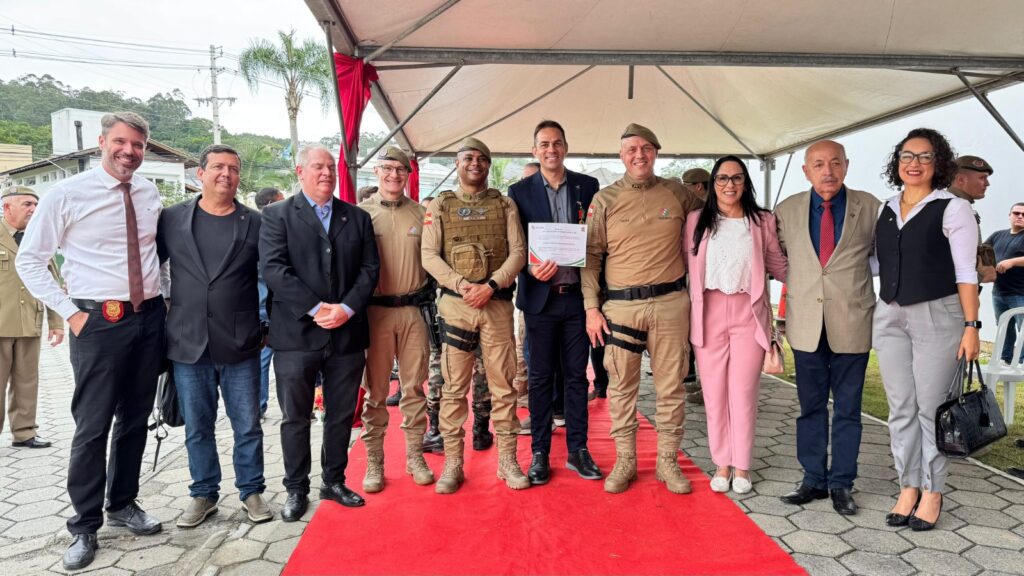 Presidente Célio Bernardi junto às autoridades no 16º aniversário do 21º Batalhão da PMSC
